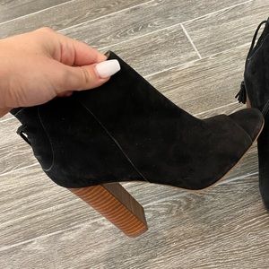 Halogen size 9.5 heeled booties